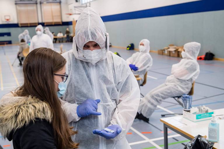 Alunos recebem testes de coronavírus em escola em Hildburghausen, na Alemanha