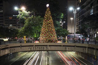 Inauguracao da iluminacao  da Arvore de  Natal da Avenida Paulista ( promovida pela Associacao Viva Paulista e com patrocpinio da Bauducco) na Praca do Ciclista