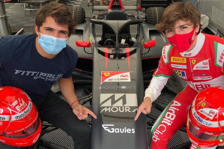 Os irmãos Pietro (à esq.) e Enzo Fittipaldi apontam para adesivo de Gaules em carro da F3