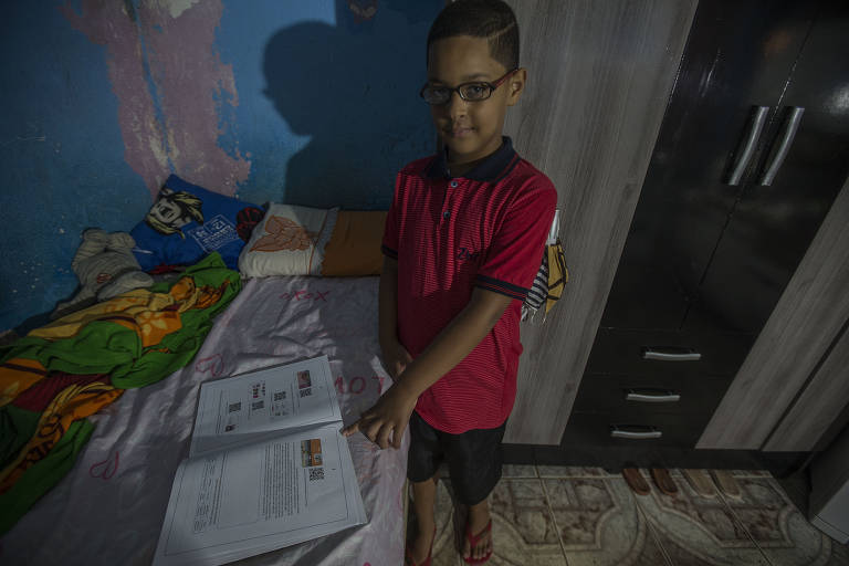 José Leandro Melo, 9, não conseguiu fazer as atividades do material impresso distribuído pela prefeitura por não ter quem o ajudasse