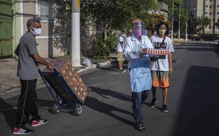 Padre Julio Lancellotti enfrenta batalha ao levar pão a quem tem fome