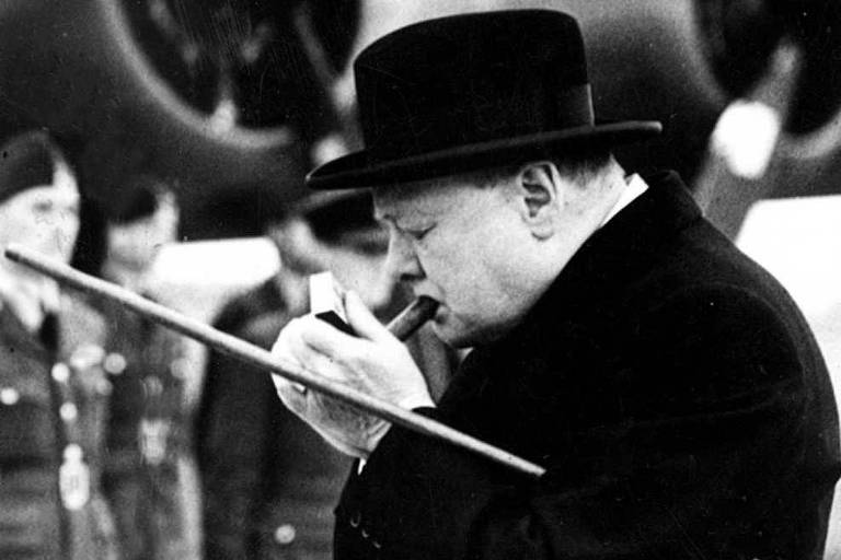 Winston Churchill acendendo um charuto