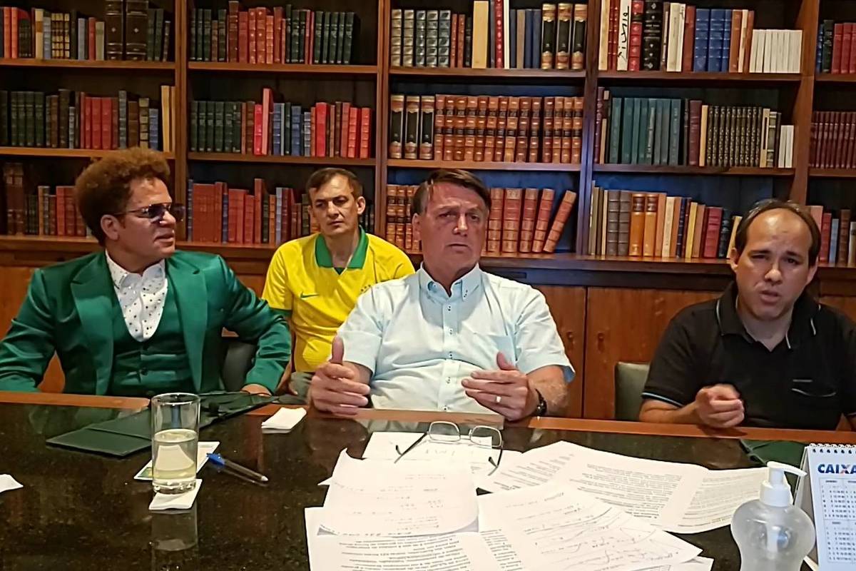 Pressionado nas redes, Bolsonaro defende Kassio, ataca Doria e apela a arsenal ideológico