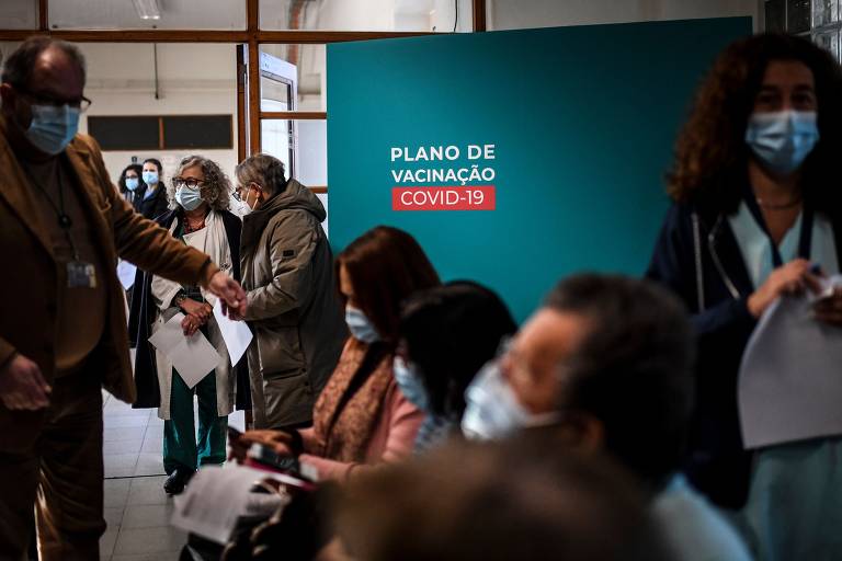 Profissionais da saúde esperam para tomar a vacina no hospital Santa Maria, em Lisboa