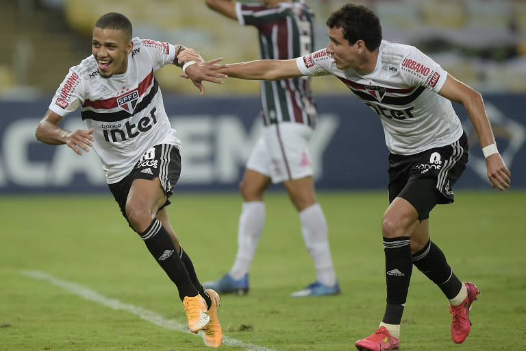 Brenner comemora um de seus dois gols na vitória sobre o Fluminense, no Maracanã