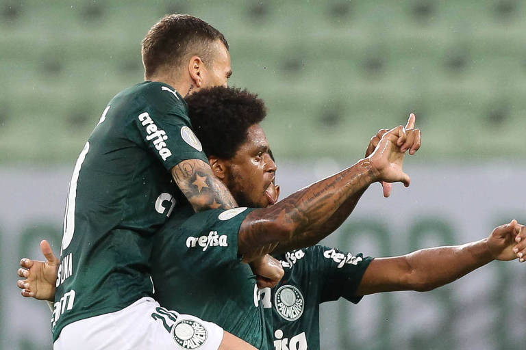 Luiz Adriano comemora gol durante a vitória do Palmeiras sobre o Bragantino neste domingo (27)