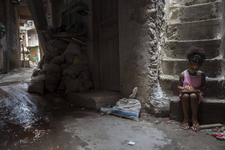 Em Paraisópolis, na zona sul da capital paulista, crianças ficaram meses sem ir à escola e sem acompanhar atividades remotas 