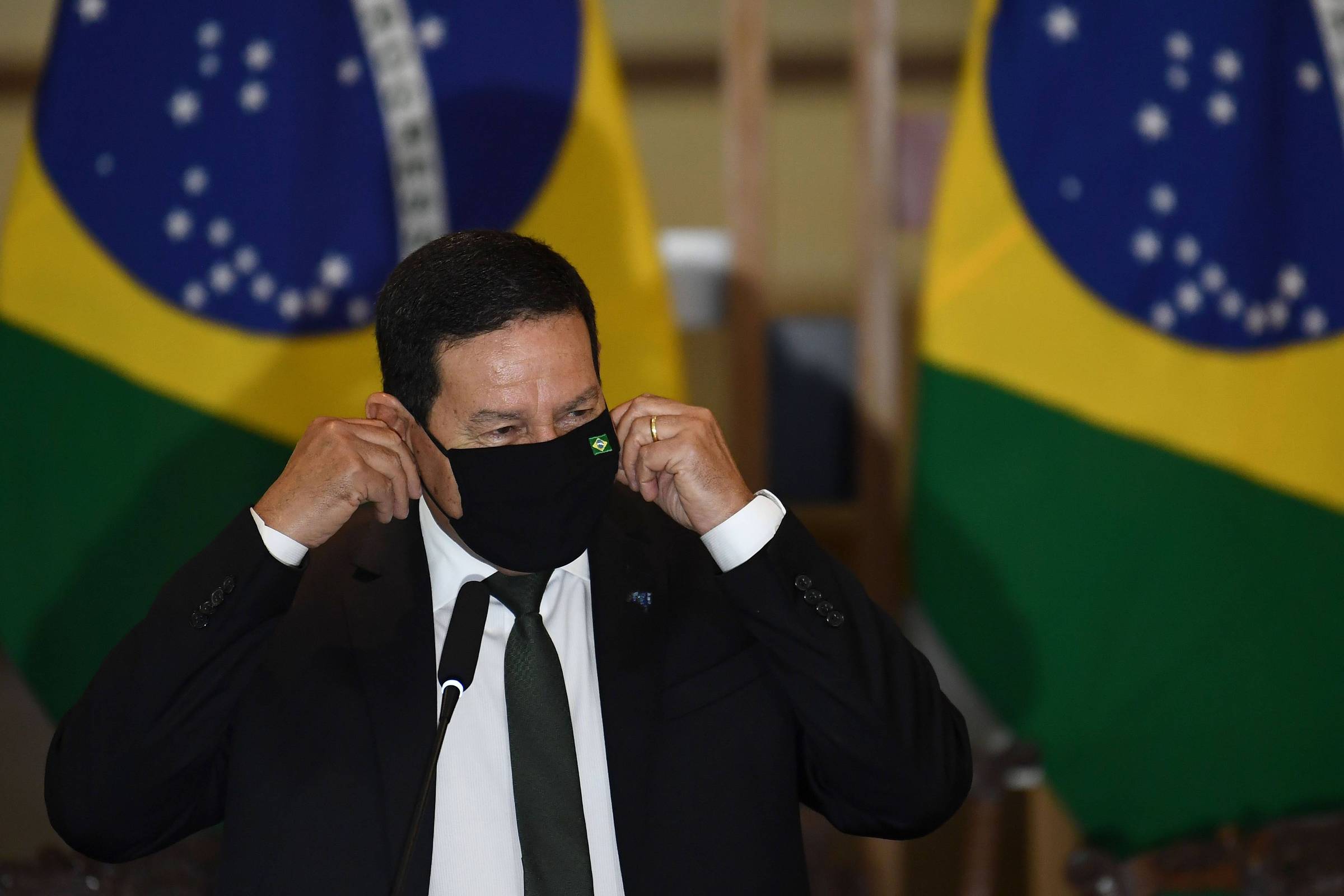 Mourão teve febre e dor antes de fazer teste da Covid, diz Vice-Presidência