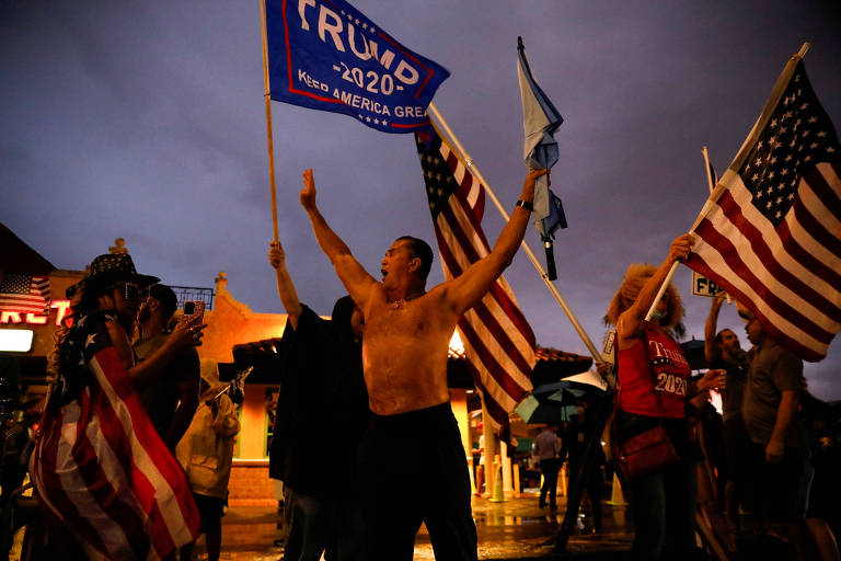 Apoiadores do presidente Donald Trump protestam em Miami contra o resultado da eleição presidencial deste ano