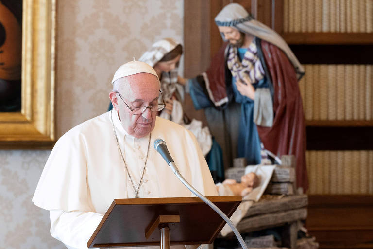 Papa Francisco aperta controle sobre finanças após escândalo em investimentos do Vaticano