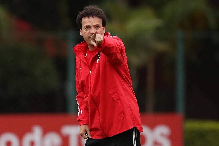 Técnico do São Paulo, Fernando Diniz, com agasalho vermelho apontando para frente