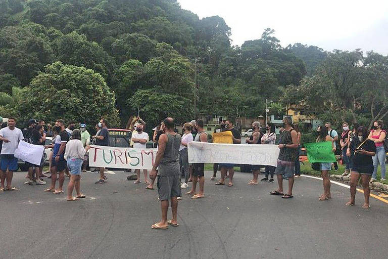 Funcionários do setor de turismo de Angra dos Reis, no litoral sul do Rio de Janeiro, fecham o trevo de acesso à cidade na BR-101 (Rodovia Rio-Santos), na manhã desta segunda-feira (28)