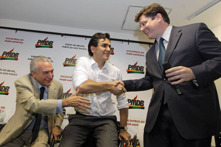 O então deputado estadual Baleia Rossi é cumprimentado por Gabriel Chalita e Michel Temer na cerimônia de pré-candidatura de Chalita à Prefeitura de São Paulo