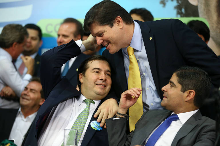 O então líder do PMDB na Câmara Baleia Rossi cumprimenta o presidente da Casa, Rodrigo Maia (DEM-RJ), durante convenção do DEM, que elegeu Antonio Carlos Magalhães Neto (ACM Neto) como presidente do partido
