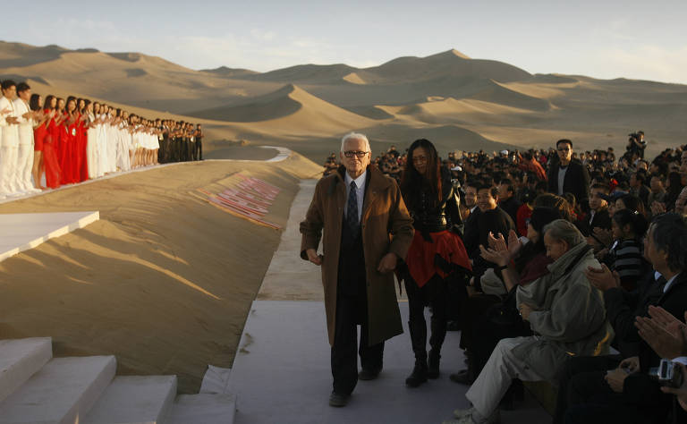 Pierre Cardin em seu desfile no deserto de Dunhuang, na China, em 19 de outubro de 2007