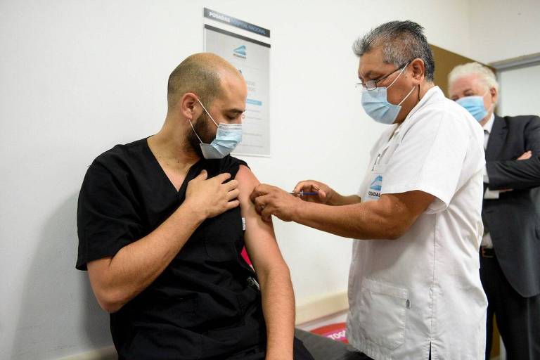 Profissional de saúde recebe uma das primeiras doses da vacina Sputnik V na Argentina, no hospital Posadas, em Buenos Aires