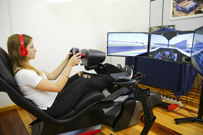 Bruna Tomaselli treina no simulador instalado em sua casa, em Caibi