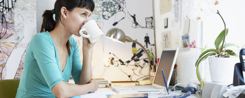 Woman at Desk --- Image by © moodboard/Corbis ORG XMIT: 17094150