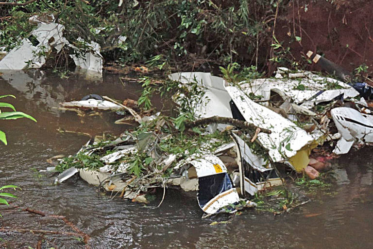 Queda de aeronave mata família no Paraná