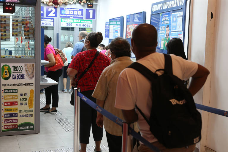 Fila de apostadores em lotérica da zona norte de São Paulo