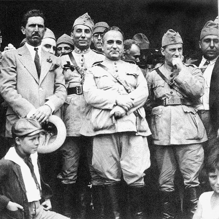 Ao noticiar a vitória da Aliança Liberal, em 24 de outubro de 1930, a Folha da Manhã falava em tropas getulistas destroçadas. Mas foi a Redação da Folha a ser depredada por apoiadores de Vargas (à frente, de farda). A circulação do jornal foi interrompida por dois meses. Ao retornar, a Folha da Manhã afirma ao leitor que é desnecessário comunicar seu projeto, pois continua a ter o mesmo objetivo: ser um jornal independente