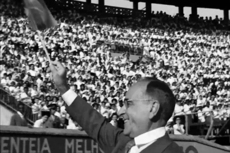 Quando Getúlio Vargas instaura o Estado Novo, em 1937, o noticiário político das Folhas rareou devido à censura prévia, às chantagens econômicas e à pressão política