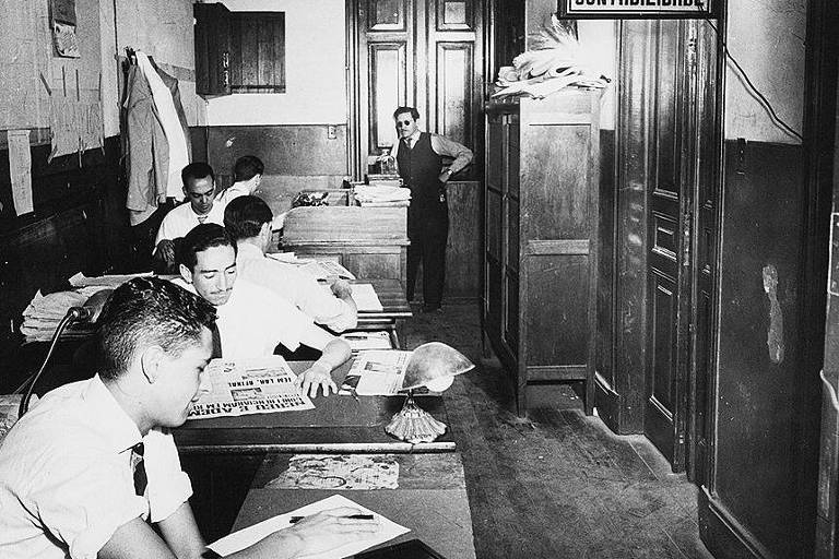 Em 1948, sob o comando de Nabantino Ramos (em pé, ao fundo), as Folhas passam por diversas transformações. Foram instituídos contratação por concursos, avaliação interna, prêmios por desempenho, reuniões mensais para discutir metas, problemas e controle de erros de informação. As medidas, o Programa de Ação das Folhas, visavam a maior profissionalização da Redação
