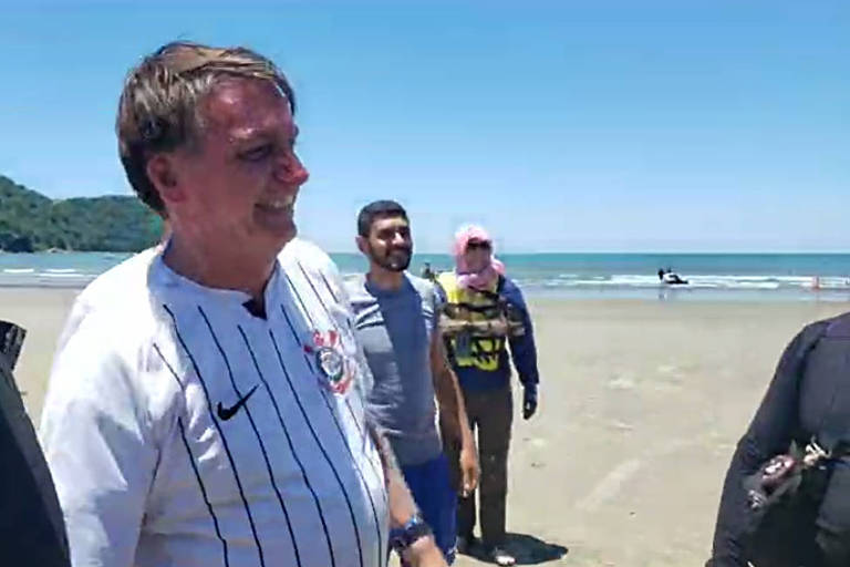 O presidente Jair Bolsonaro, em Praia Grande (SP), onde se encontrou com apoiadores em praia
