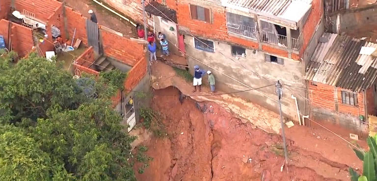 Casas desabam após chuva forte atingir Embu das Artes; quatro pessoas da mesma família morreram e duas estão desaparecidas 