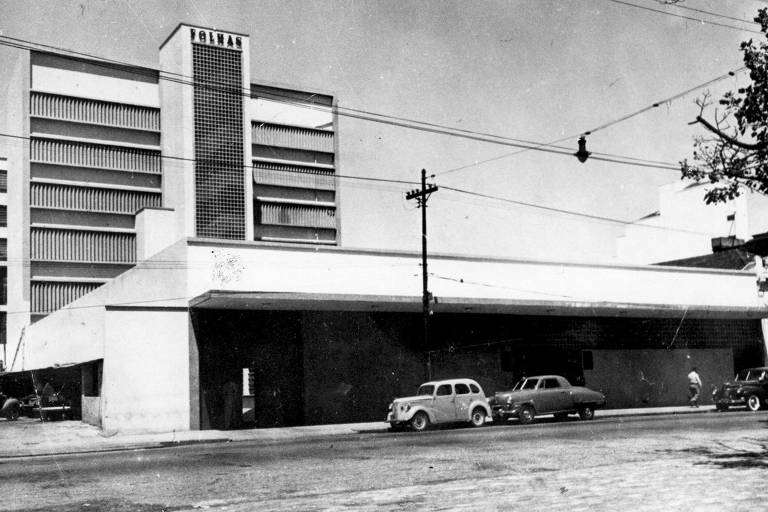 Em 1960, a economia brasileira sofria com a instabilidade e a inflação. Sem conseguir equilibrar as finanças da empresa, Nabantino decide unificar os três títulos diferentes sob o nome Folha de S.Paulo; naquele momento, o jornal já tinha sua sede na alameda Barão de Limeira, 425, no centro de São Paulo, endereço que mantém até hoje