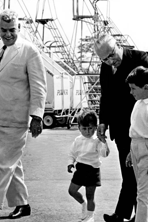 A Folha foi vendida a Octavio Frias de Oliveira (de terno preto), Carlos Caldeira Filho (de terno branco) e Caio de Alcântara Machado, em agosto de 1962. Além de sofrer com as dívidas, o jornal continuava panando com a alta dos custos de papel e salários, a crise econômica e a falta de crédito