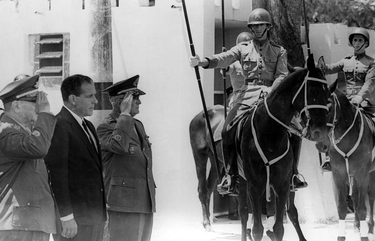 Em março de 1964, às vésperas do golpe militar, a Folha publica editorial em que afirma ver "nuvens negras" no horizonte e condena qualquer saída heterodoxa para a crise política que se instaura no governo do presidente João Goulart (de terno, em visita a vila militar do Rio de Janeiro)