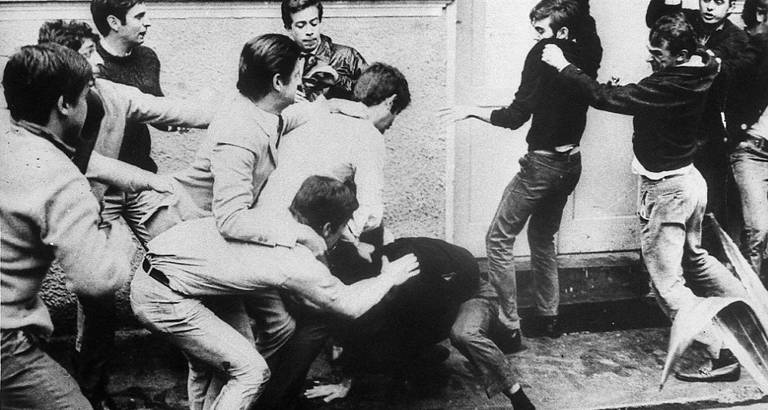 Em 1968, às vésperas do Ato Institucional n.º 5, a Folha acompanhava de perto as manifestações de diferentes setores da sociedade contra o governo militar. O fotógrafo Gil Passarelli registrou o episódio conhecido como batalha da Maria Antônia, em que estudantes de filosofia da USP entraram em confronto com estudantes do Mackenzie