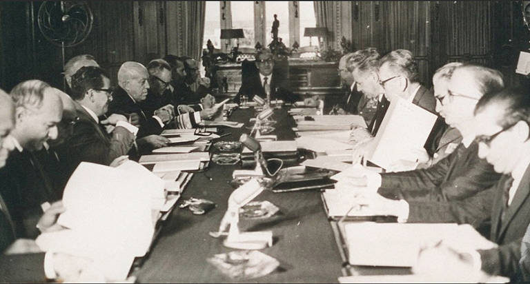 No dia 13 de dezembro de 1968, foi editado o AI-5 pelo presidente militar Artur da Costa e Silva, em uma reunião no Palácio das Laranjeiras, no Rio. O regime militar passa a ter o poder de fechar o Congresso, impor a censura aos veículos de comunicação, além de caçar mandatos e cargos de opositores. Politicamente censurada, a Folha busca se aproximar de estudantes, publicando provas simuladas para o vestibular. Mais adiante, criou a editoria de Educação