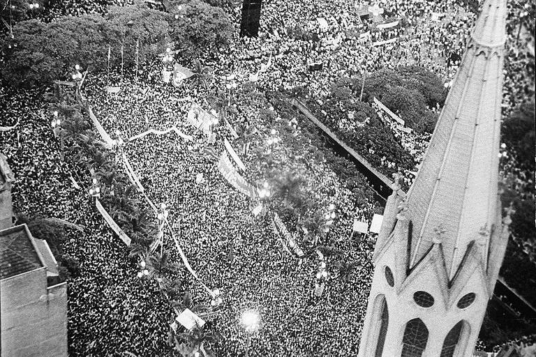 Em 1983, a Folha publica editorial defendendo as eleições diretas para presidente. A partir daí, passou a ser conhecido como "o jornal das Diretas". Na foto, multidão ocupa a praça da Sé, em São Paulo, em apoio a emenda Dante Oliveira que propunha votação direta para a presidência, na movimentação das Diretas-Já