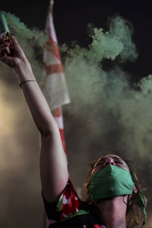 Ativistas pró-aborto celebram aprovação de projeto de lei no Senado que legaliza interrupção da gravidez, em Buenos Aires