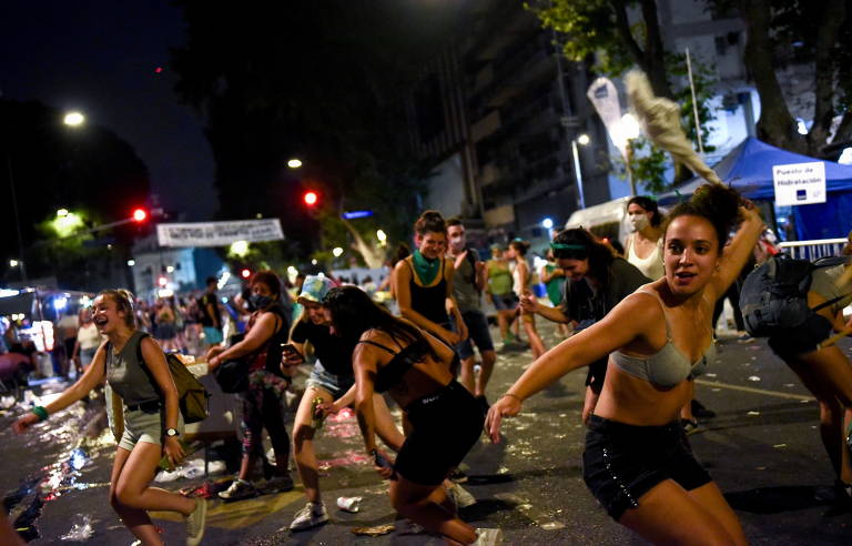 Ativistas pró-aborto celebram aprovação de projeto de lei no Senado que legaliza interrupção da gravidez, em Buenos Aires