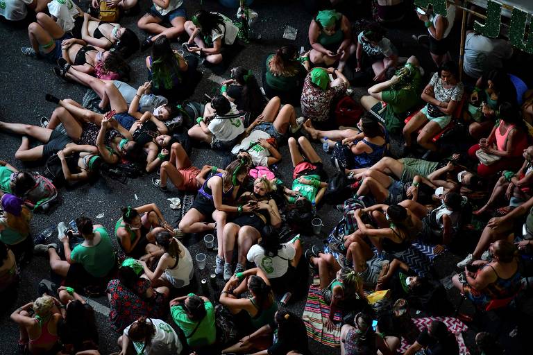 Ativistas pró-aborto acompanham votação de projeto de lei no Senado que legaliza interrupção da gravidez, em Buenos Aires