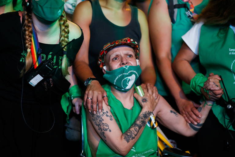 Ativistas pró-aborto acompanham votação de projeto de lei no Senado que legaliza interrupção da gravidez, em Buenos Aires