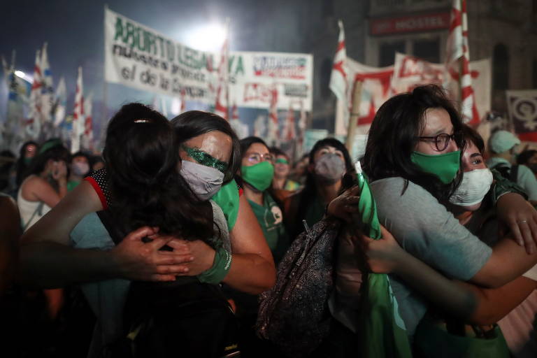 Ativistas pró-aborto celebram aprovação de projeto de lei no Senado que legaliza interrupção da gravidez, em Buenos Aires