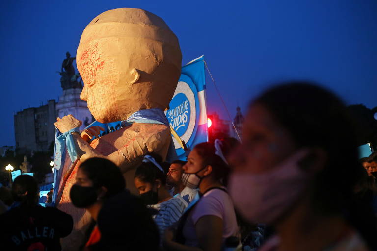 Manifestantes antiaborto protestam contra projeto de lei que legaliza interrupção da gravidez durante votação no Senado