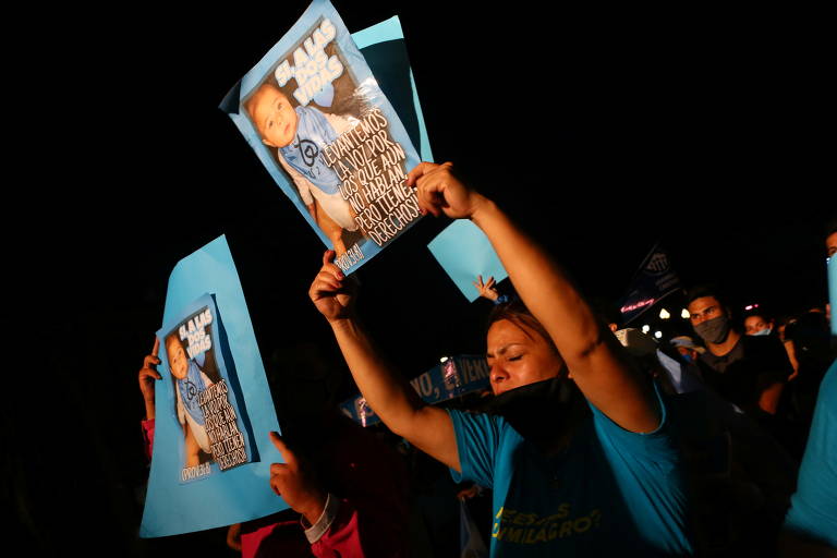 Manifestantes antiaborto protestam contra projeto de lei que legaliza interrupção da gravidez durante votação no Senado