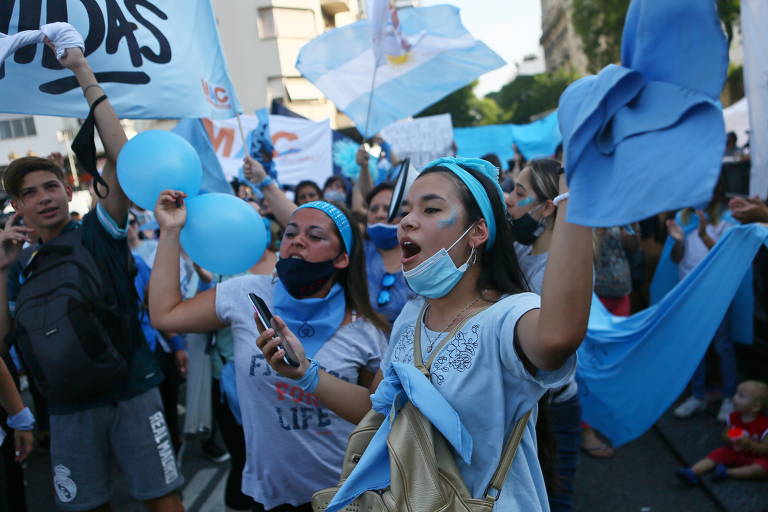 Manifestantes antiaborto protestam contra projeto de lei que legaliza interrupção da gravidez durante votação no Senado