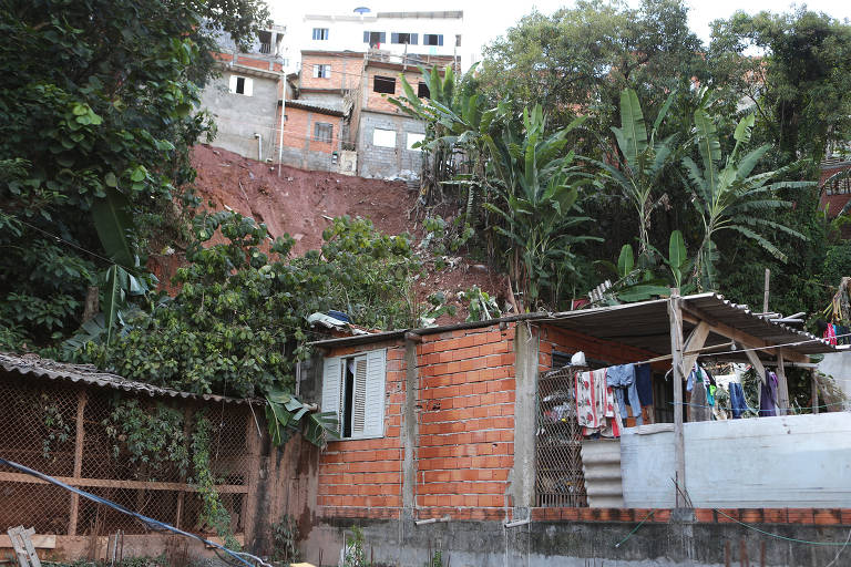 Três pessoas morrem após deslizamento de terra em Embu das Artes, na Grande  SP - País - Diário do Nordeste