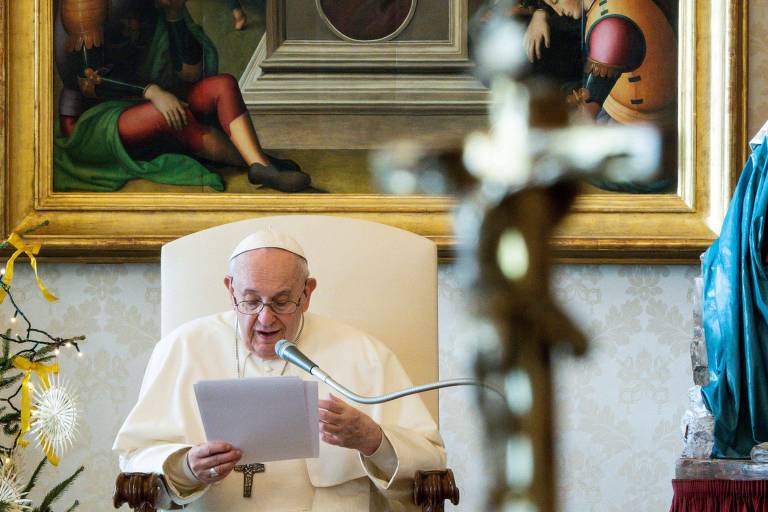 O papa Francisco faz transmissão ao vivo da biblioteca do palácio Apostólico no Vaticano 

