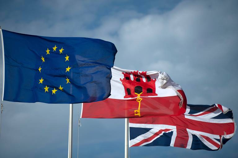 Da esq. para a dir., as bandeiras da União Europeia, de Gibraltar e do Reino Unido