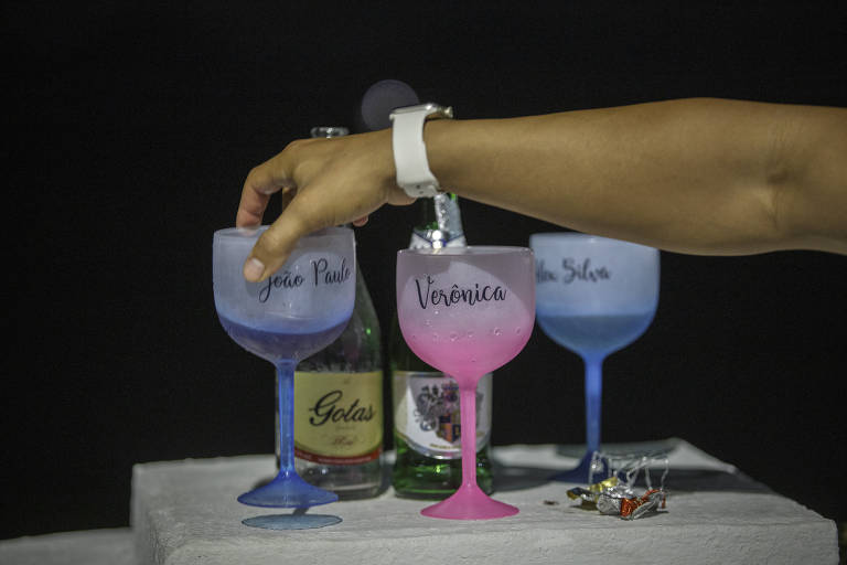 Pessoas comemoram o Ano-Novo em Santos, que teve proibição de acesso para a comemoração na areia 