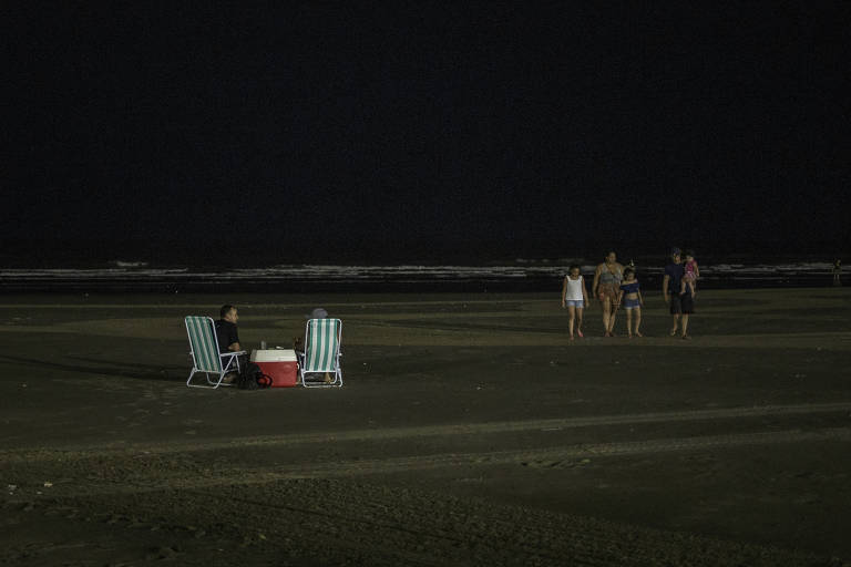 Pessoas se despedem de 2020 em Praia Grande 