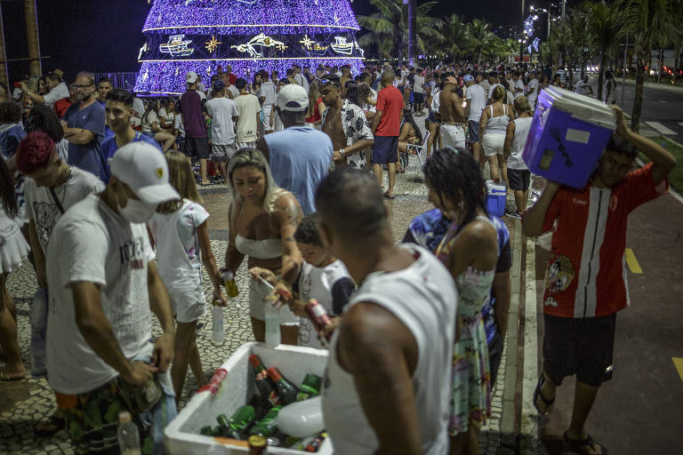 Pessoas comemoram a virada do ano em Praia Grande 