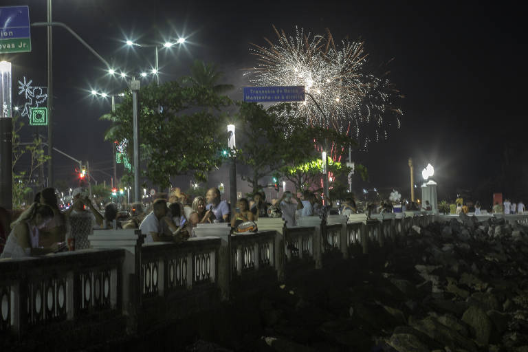 Pessoas observam queima de fogos particulares em Santos 
